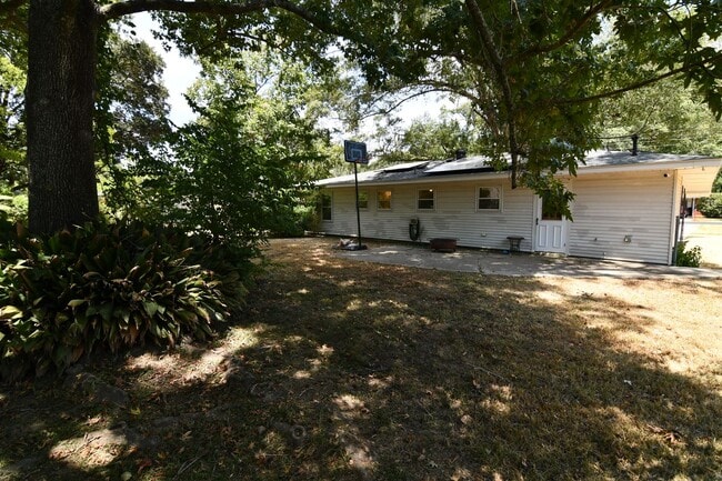 Building Photo - 3 bedroom, 1.5 bath home in quaint, well m...