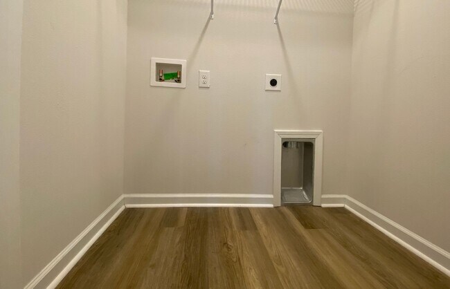 Building Photo - Efficient 4BR Living with Fenced Yard & Convenient Access