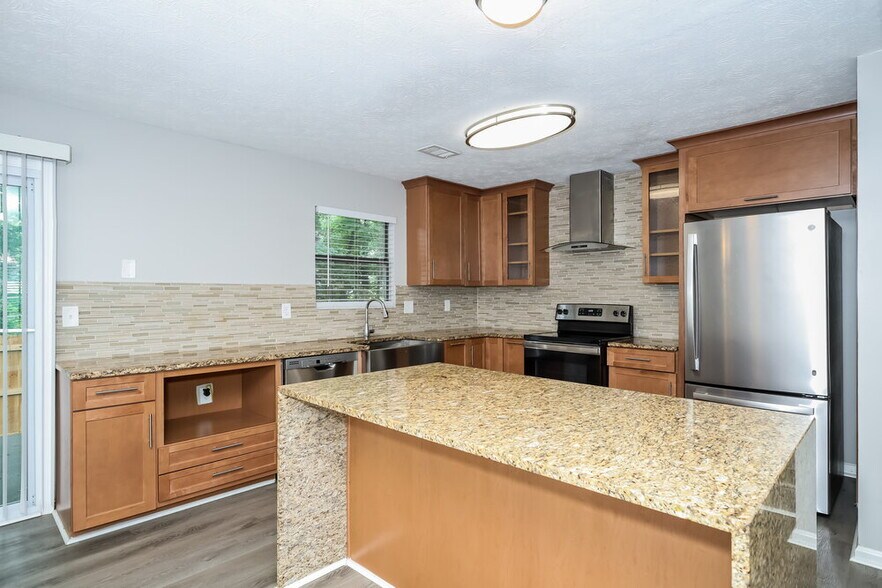 Building Photo - 4578 Old Lake Dr