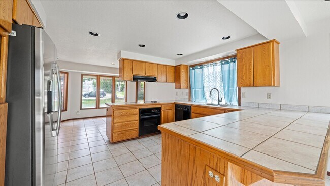 Building Photo - Spacious 4-Level Home with Panoramic Views for Lease – Hills West, South Richland – $2,800/mo