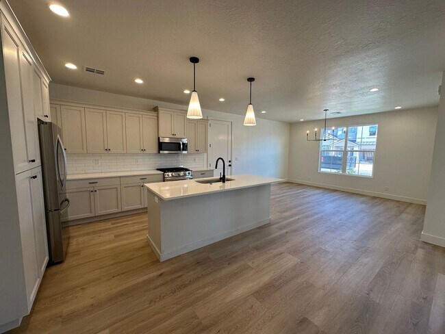 Building Photo - Desert Horizon!! BEAUTIFUL BRAND NEW 4 bed...