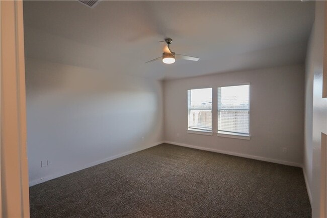 Building Photo - 910 Kickapoo Ln