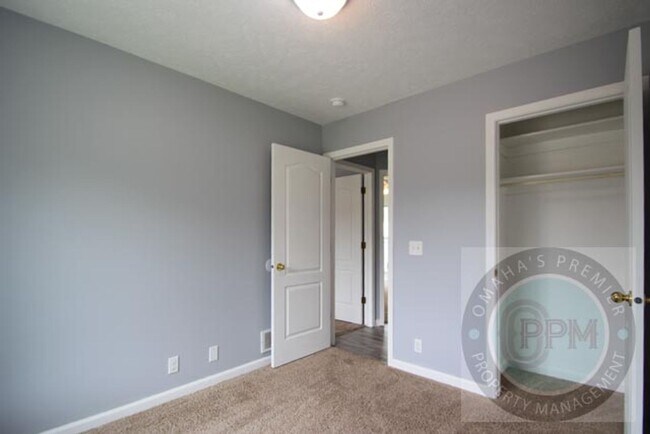 Building Photo - Beautiful 3Bd/2Ba Split entry in Omaha!