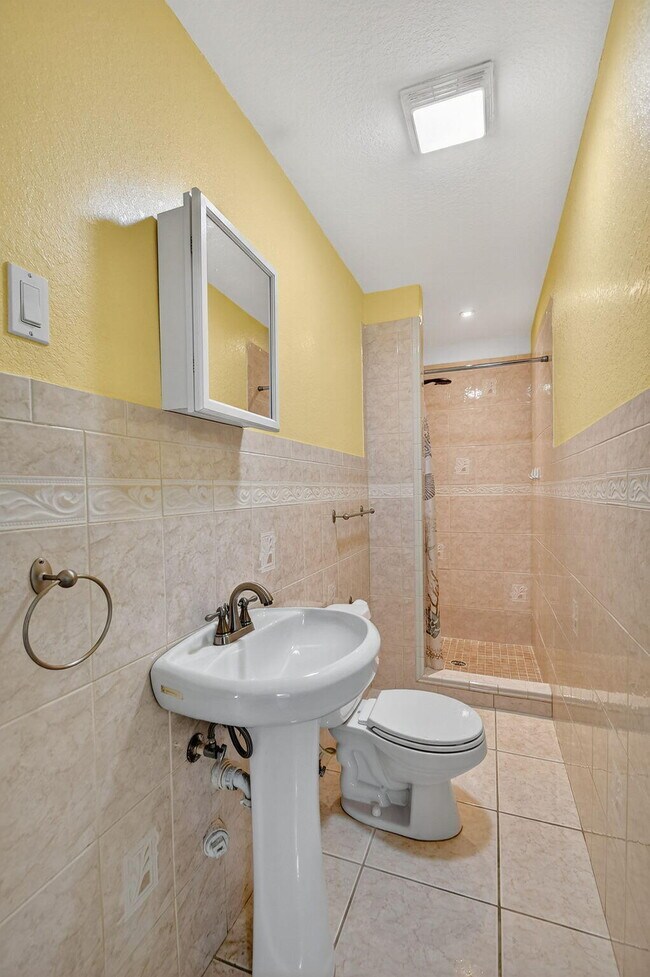 Building Photo - 1035 Soelca Dr