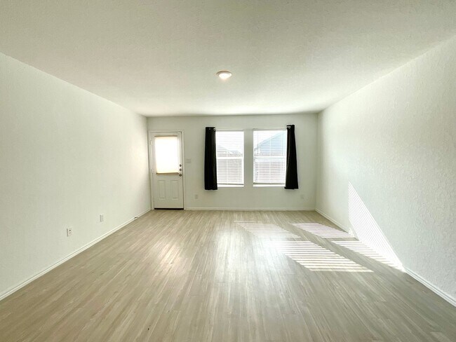 Building Photo - **APPLICATION RECEIVED** **MOVE IN SPECIAL** Beautiful 4BR/2BA Home with Fenced Yard & Garage!