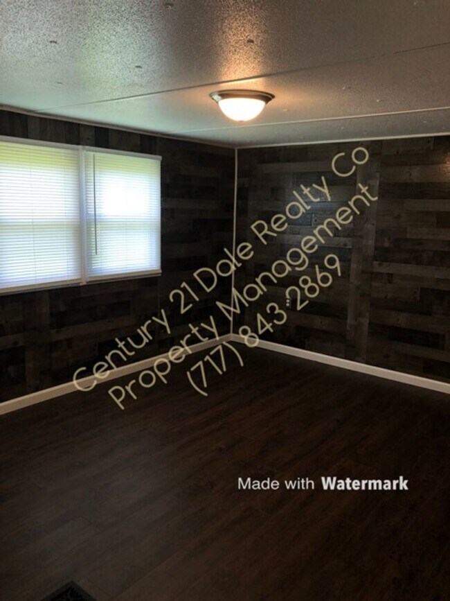 Building Photo - 2 Bedroom Home in Central School with a La...