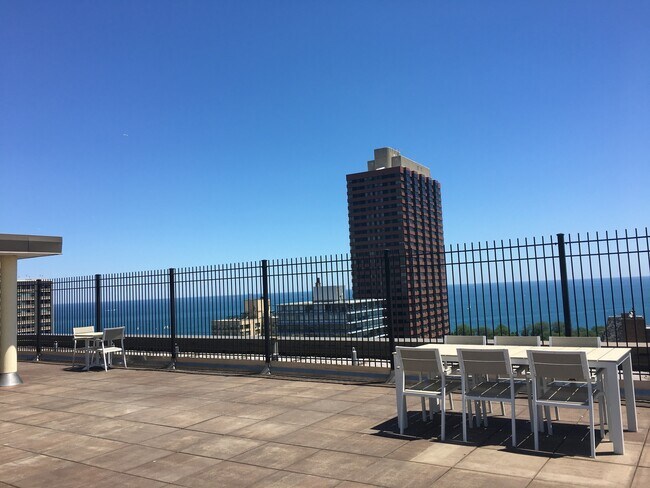 Building Photo - 2930 N Sheridan Rd