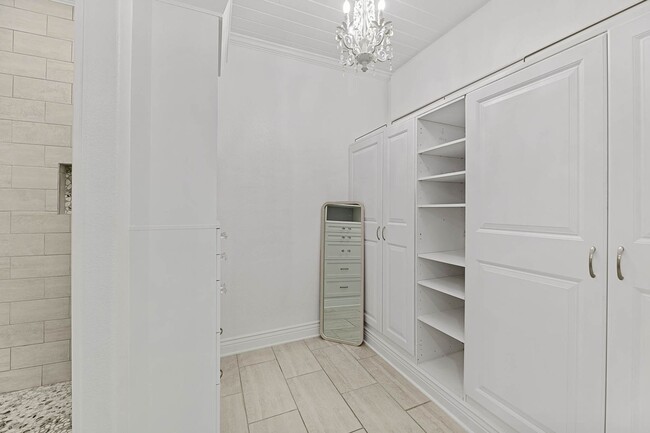 Building Photo - Charming 1BR plus bonus room, 2 full bath ...
