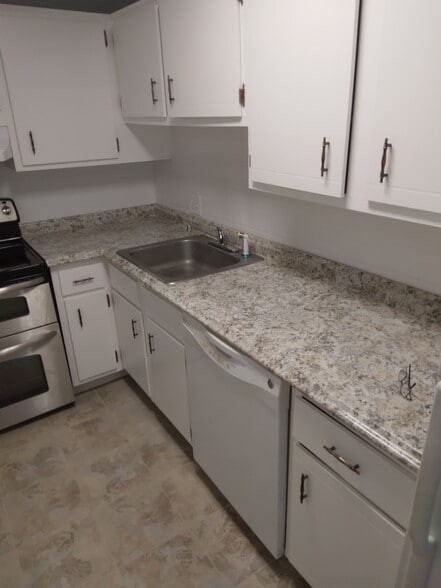 Building Photo - 13 Silvestri Cir