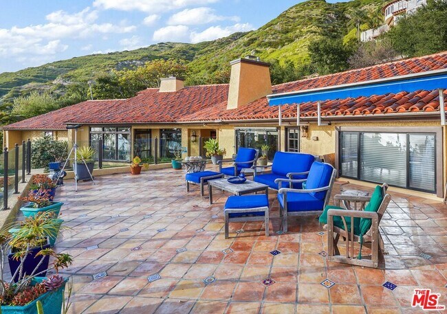 Building Photo - 4244 Avenida De La Encinal