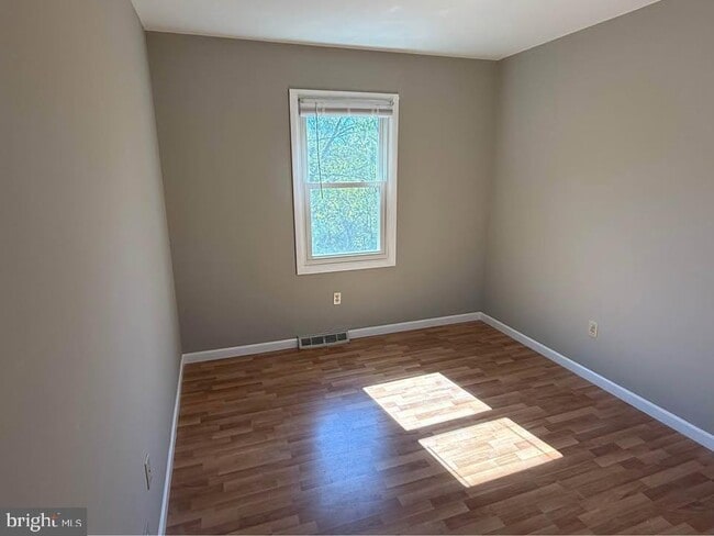 Building Photo - 1145 Pheasant Dr N