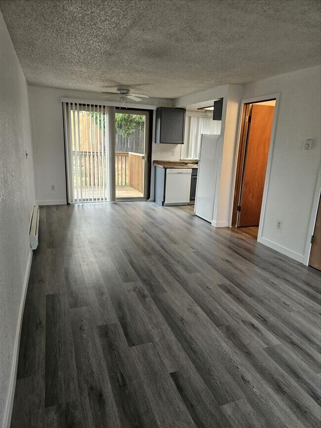 Building Photo - Remodeled 2/1.5 Townhome in a Quiet Fourplex