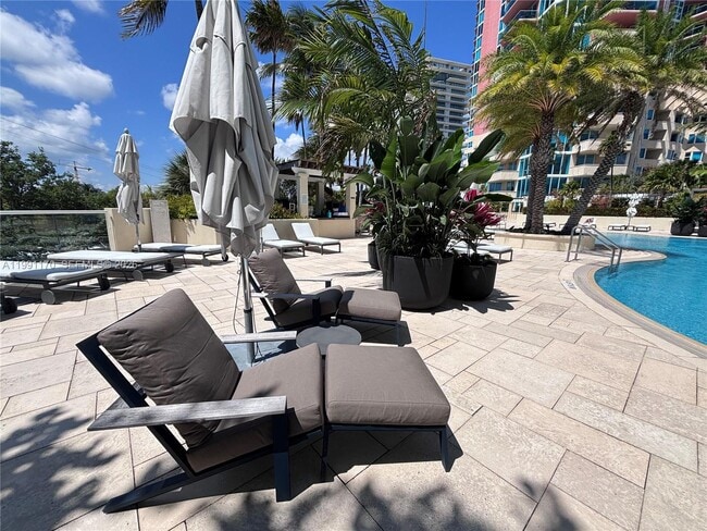 Building Photo - 400 South Pointe Dr