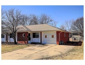 Building Photo - Charming 2 Bedroom 1 Bath Duplex in Parkda...