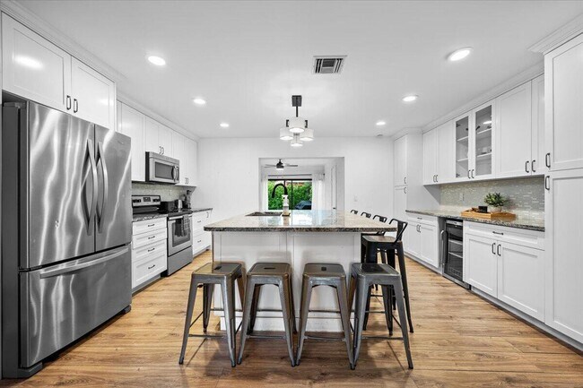 Building Photo - 1602 Montauk Dr