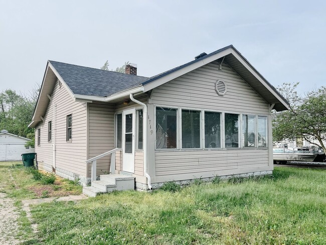 Building Photo - Enclosed Porch