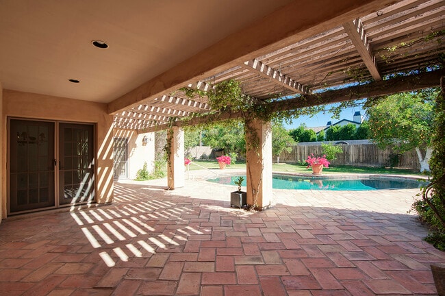 Building Photo - 4049 N 57th Pl