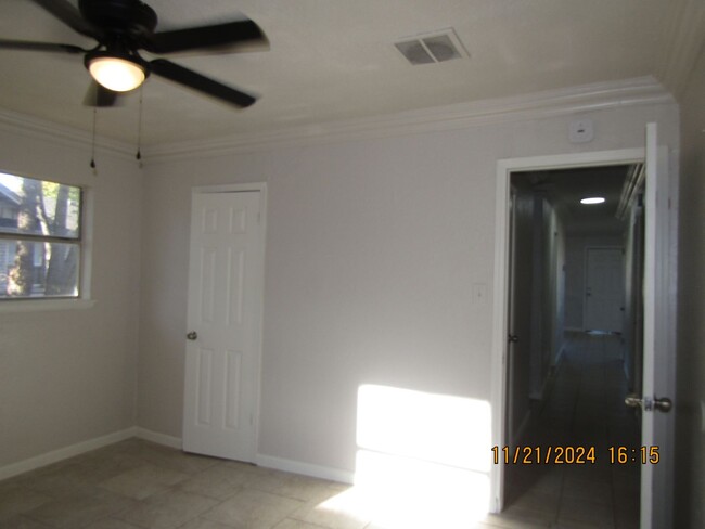 Building Photo - 5 Bedrooms. Newly renovated! $200 off firs...