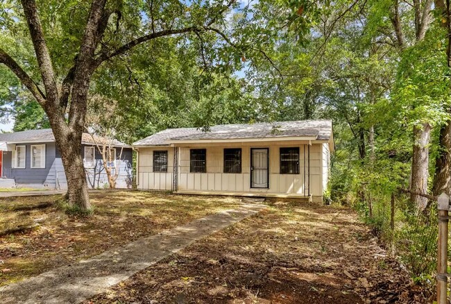 Building Photo - Newly Renovated 3 Bedroom, 1 Bath home Wit...