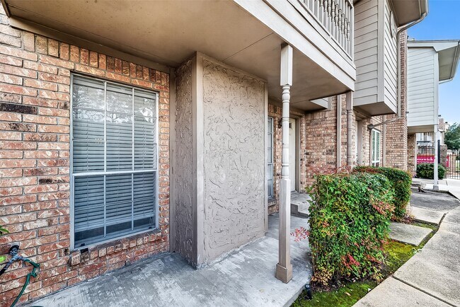 Building Photo - 10615 Briar Forest Dr