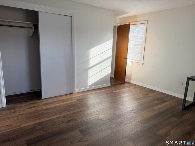 Building Photo - 5 Grandview Dr