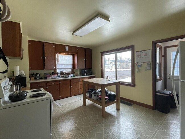 Building Photo - 1323 N 21st St