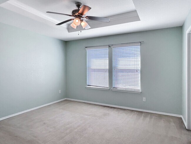 Building Photo - Far West Side 3BR Home with Study, Island Kitchen & Covered Patio