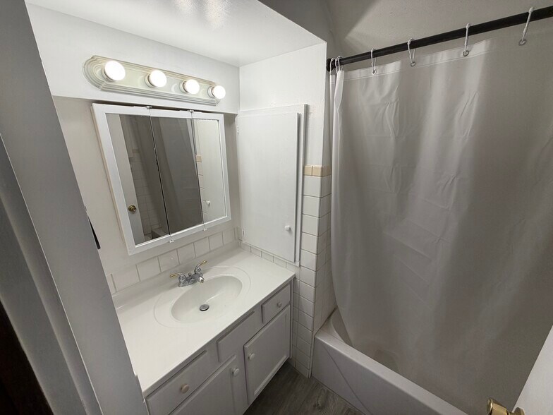 Building Photo - 757 Moore St