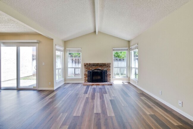 Building Photo - Reduced-Beautiful 3 bedroom 2 bath Single Family Home $4395