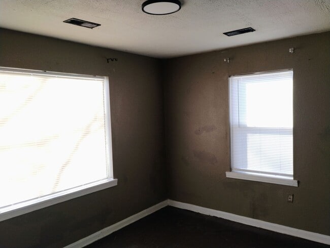 Building Photo - 2 bed 1 bath