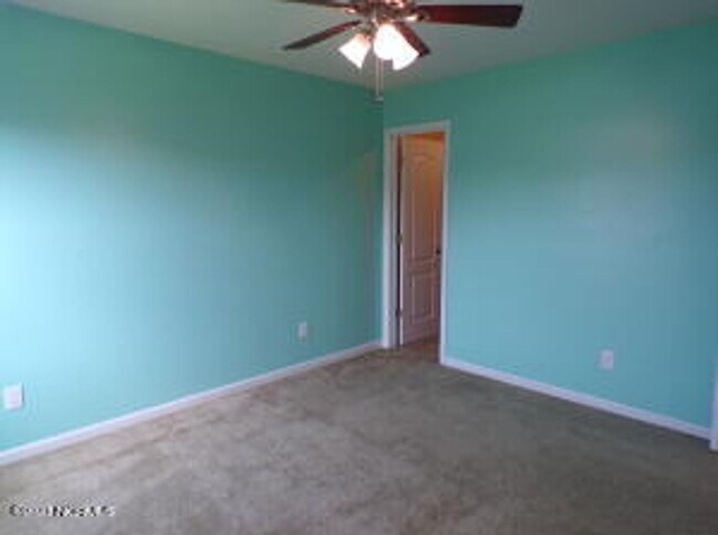 Building Photo - 4 Bedroom 2.5 Bathroom home located in Carolina Subdivision