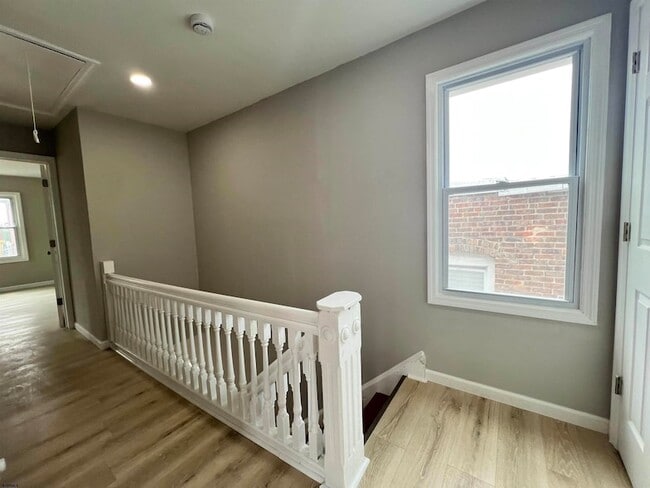 Building Photo - 21 S Spray Ave