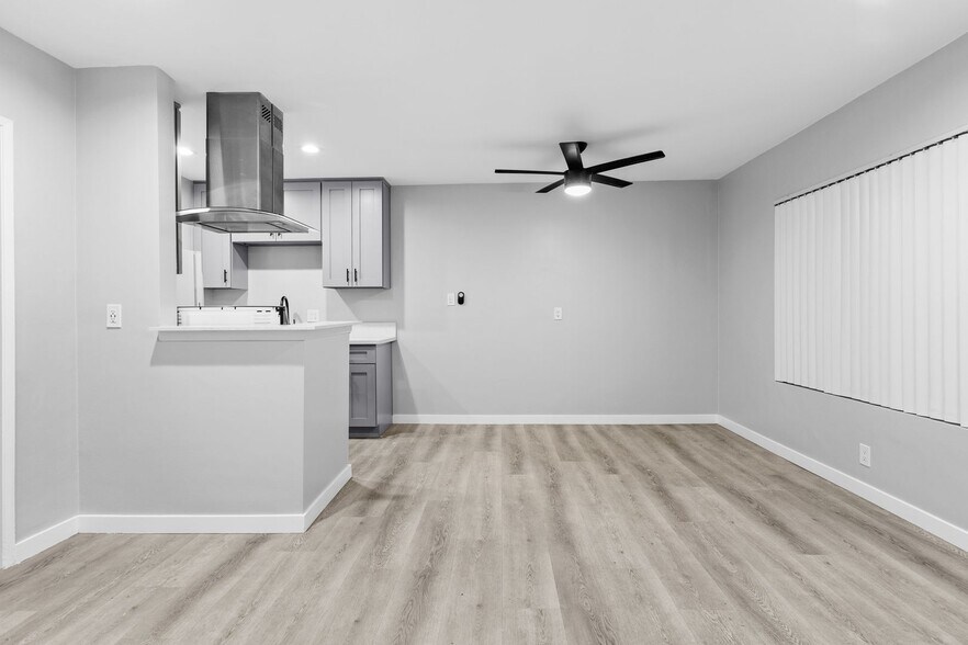 Building Photo - 1655 W Malvern Ave