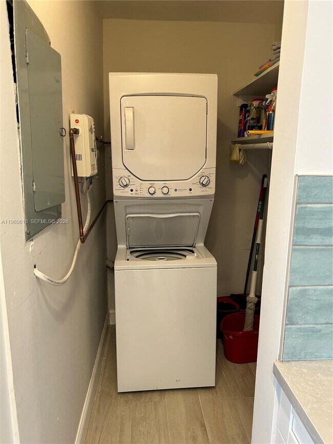 Building Photo - 5555 Ludlam Rd