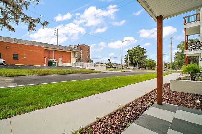 Building Photo - Luxury 2 Bed 2 Bath, Downtown Eustis Full ...