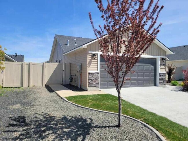 Building Photo - Executive Rental!