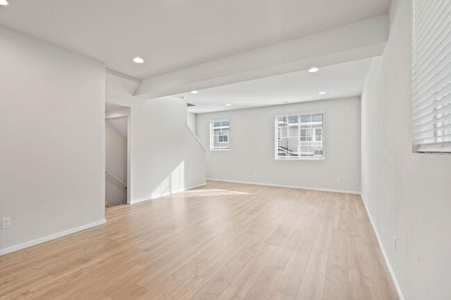 Building Photo - Sparkling clean newer 4-bdrm/3.5-bath townhome near Forest Park. 2-car garage, $500 move-in special