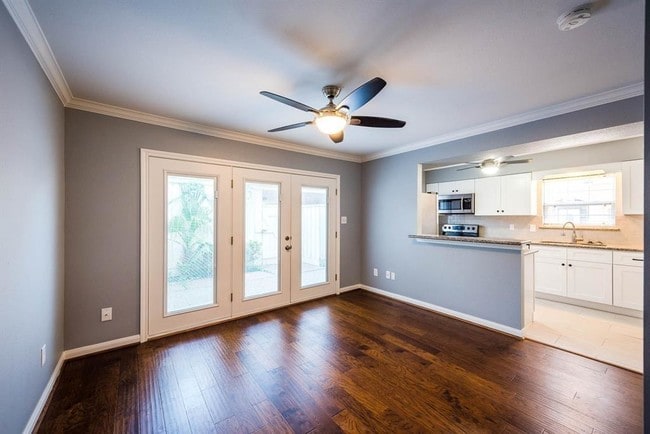 Building Photo - 402 Bendwood Dr