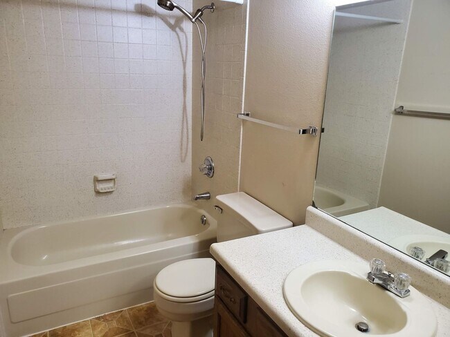 Building Photo - 1 Bedroom, 1 Bath - Basement Unit