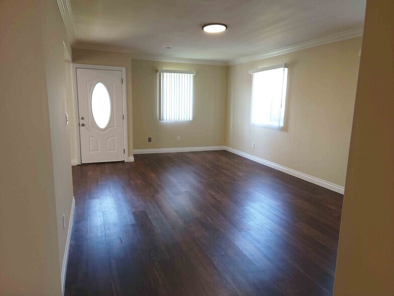 Building Photo - 1719 W 39th Pl