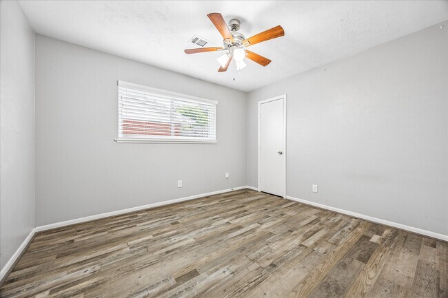 Building Photo - 5827 Southminster Dr