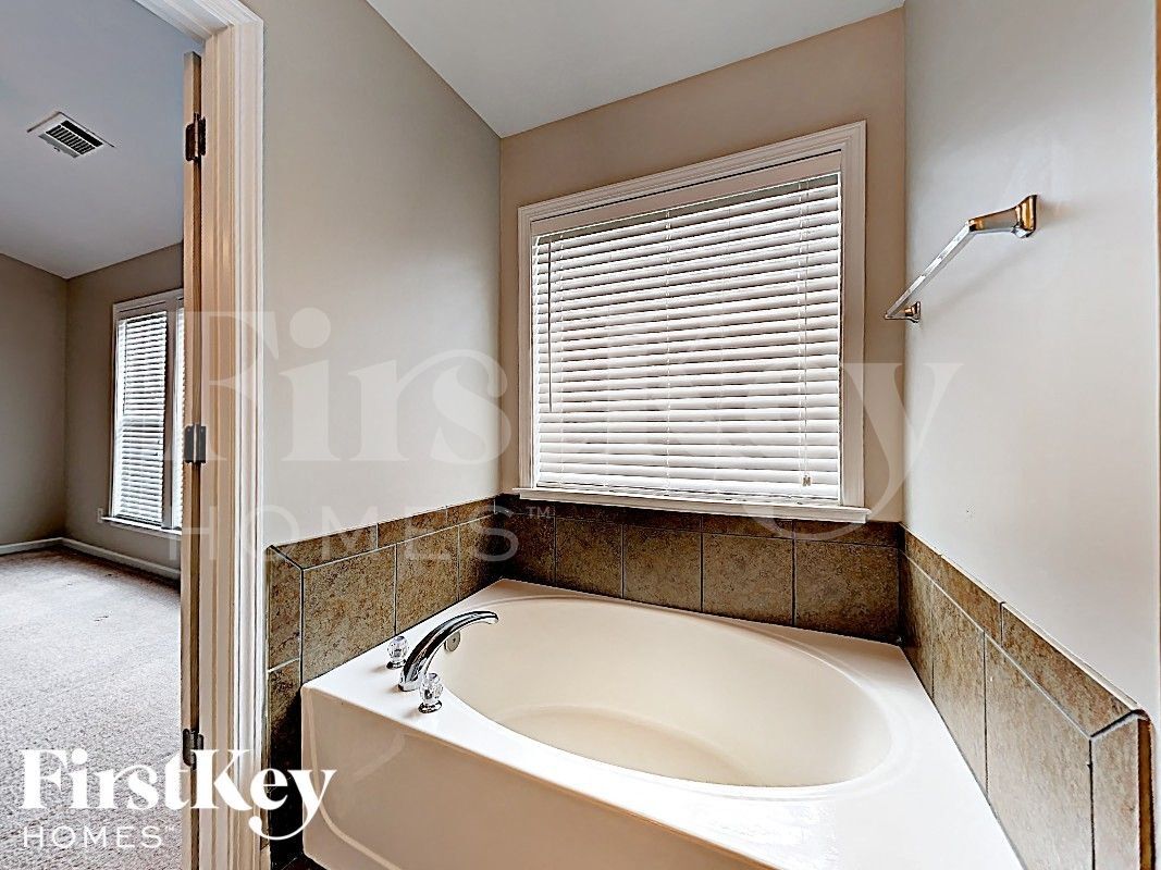 Building Photo - 2460 Vistoria Dr