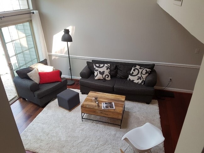Building Photo - Loft 2BR plus den/2BA condo walking distan...