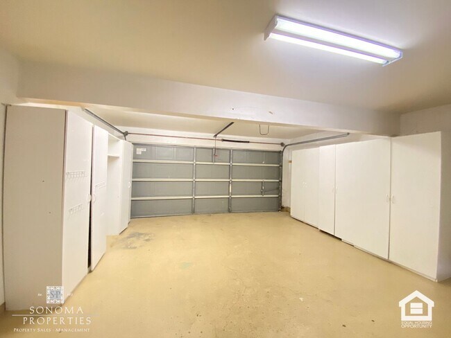 Building Photo - Lovely Updated 3BD/2.5BA Home Located In Fryer Creek!