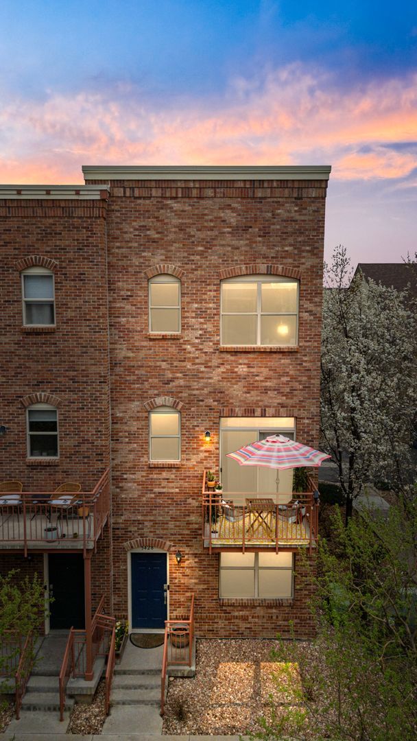 Building Photo - Modern 2-Bed, 2.5-Bath Corner Unit in Arva...