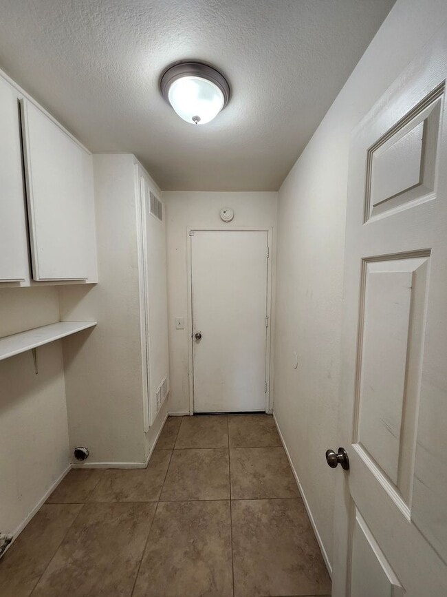 Building Photo - Charming Single-Story Home