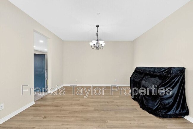 Building Photo - 504 Eureka Dr