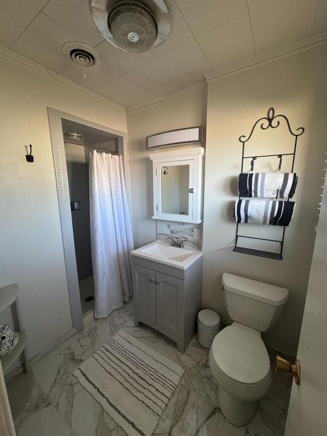 Building Photo - 822 Moose St