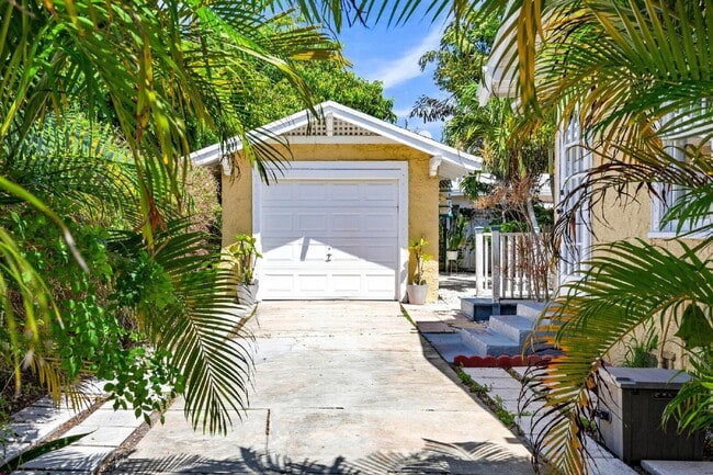 Building Photo - Charming 2-Bed With Backyard Oasis In West Palm Beach!