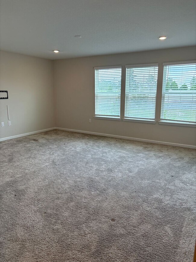 Building Photo - Spacious 5-Bedroom Home for Rent in Lake P...